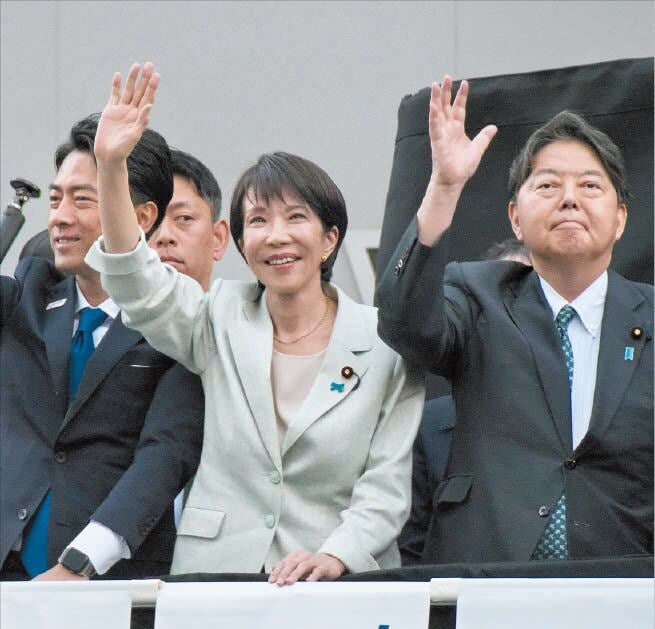 지지율 상승 하야시 ‘야스쿠니 신사서 A급 전범 분사’ 주장