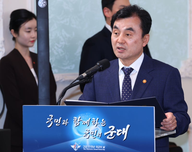 국방부 “군무원·軍 협력사·상비 예비군으로 15만명 아웃소싱”