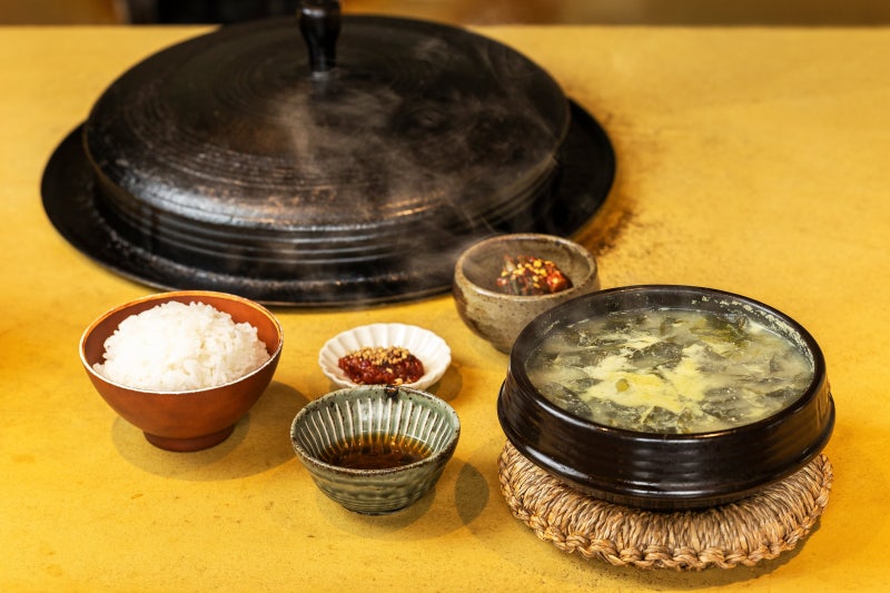 익숙하면서도 새로운 맛에 ‘퐁당’… 한국 미역국에 빠진 일본인들