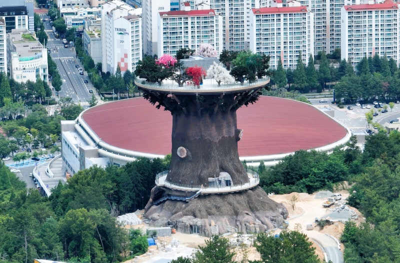 어제 개장한 창원 빅트리, ’344억 흉물 논란' 여전