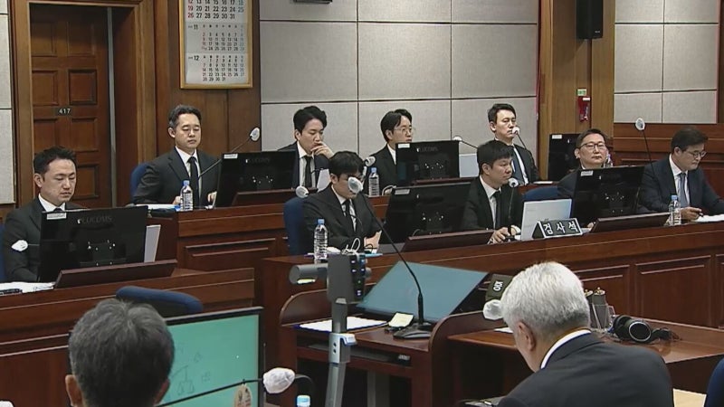 검찰 폐지에 반발? 내란 특검 검사들, 尹 재판서 검은 정장·넥타이