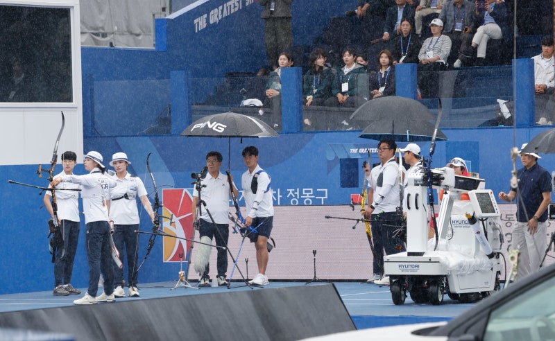 <b>양궁</b>대회 등장한 로봇개, 슈팅로봇…현대차그룹 후원 이어져