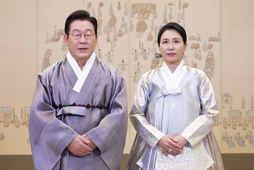 이재명 대통령과 김혜경 여사가 4일 영상 메시지를 통해 국민들에게 추석 명절 인사를 하고 있다. /KTV