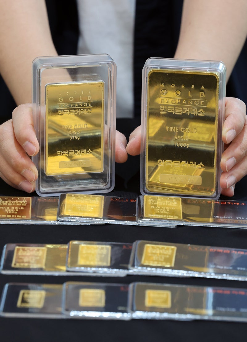 ‘골드뱅킹’ 1조5000억원 돌파...글로벌 시장 불안에 金 인기 폭발