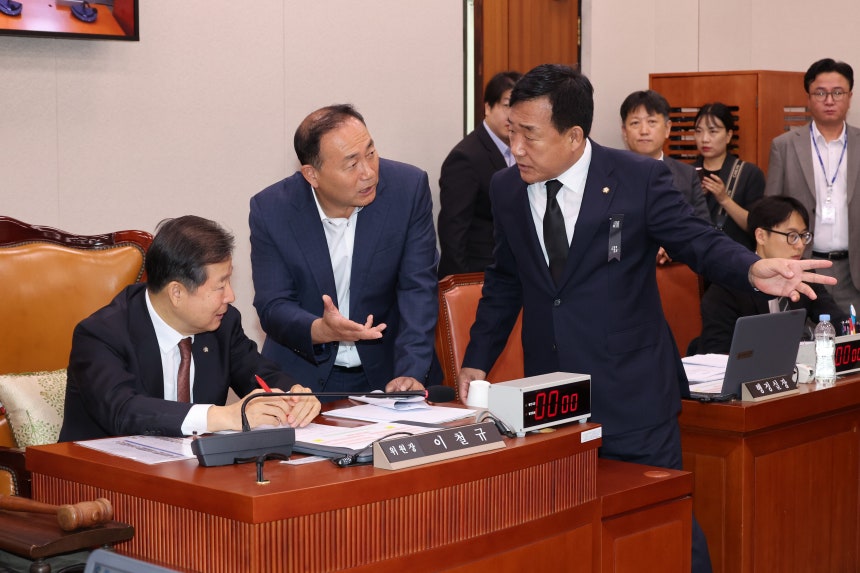 10 13일 서울 국회에서 열린 산업통상자원중소벤처기업위원회 국정감사에서 (왼쪽부터) 이철규 위원장, 더불어민주당 간사 김원이 의원, 국민의힘 간사 박성민 의원이 대화를 나누고 있