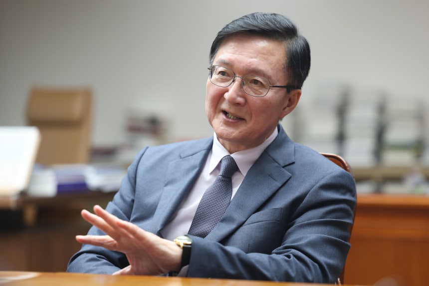 유홍림 서울대 총장이 지난 10일 서울대 관악캠퍼스 행정관에서 본지와 인터뷰하고 있다. 유 총장은 15일 관악캠퍼스 이전 50주년을 맞아 “그동안 한국 경제 발전을 이끌었던 서울대가 ‘융합 인공지능(AI) 시대’에