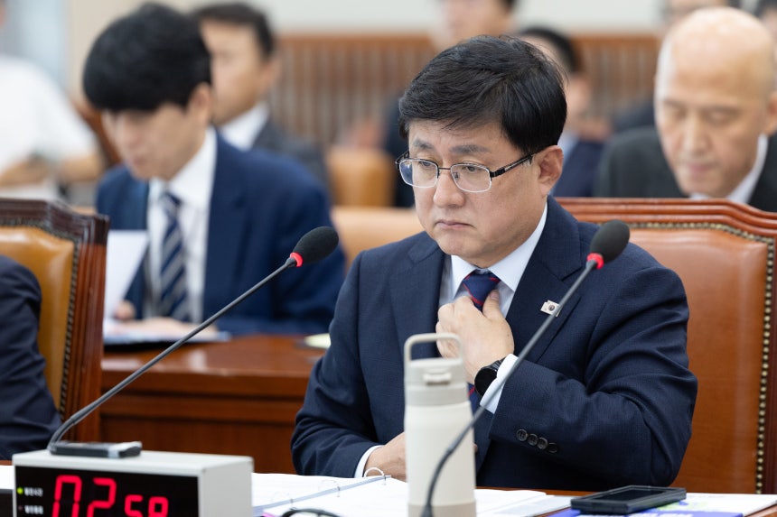 김성환 기후에너지환경부 장관이 14일 서울 여의도 국회에서 열린 기후에너지환경노동위원회 기후에너지환경부 등에 대한 국정감사에 출석해 넥타이를 고쳐 매고 있다./뉴스1