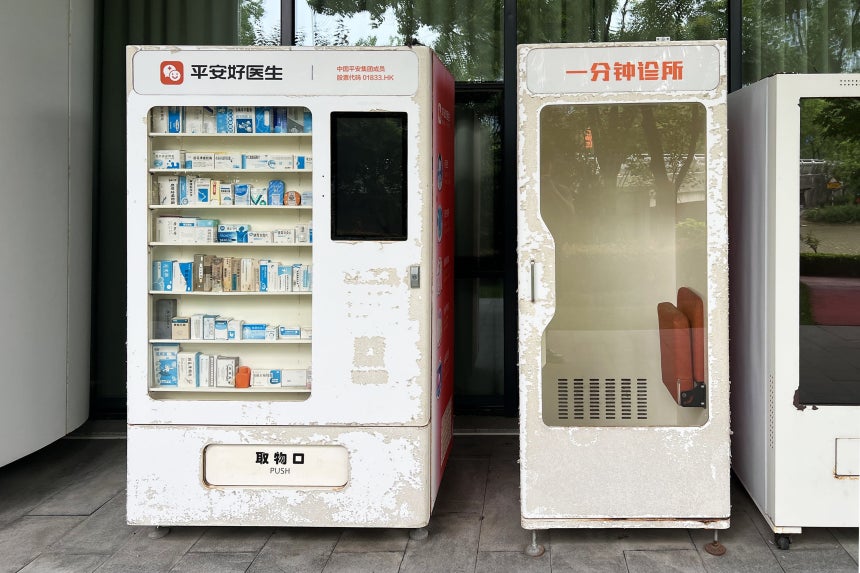 상하이 'AI 아일랜드'에 버려진 AI 진료실과 AI 약 자판기./사진=이벌찬 특파원
