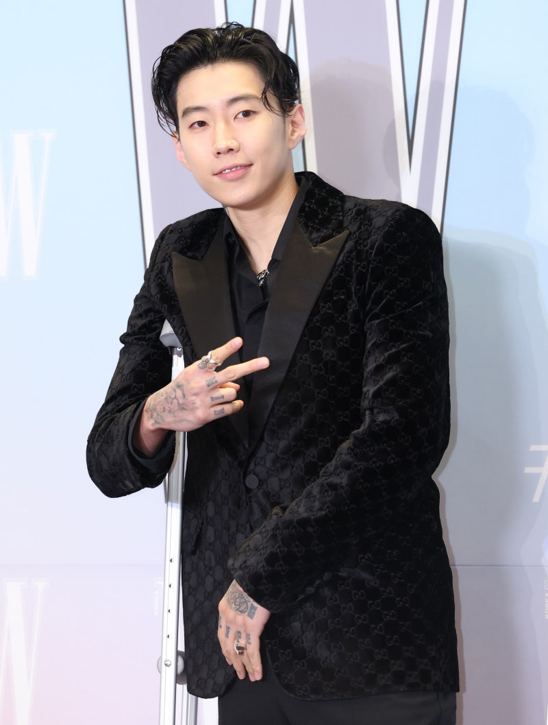 <b>유방암</b> 행사서 ‘너의 몸몸몸매’ 열창… <b>박재범</b> “불쾌했다면 사과”