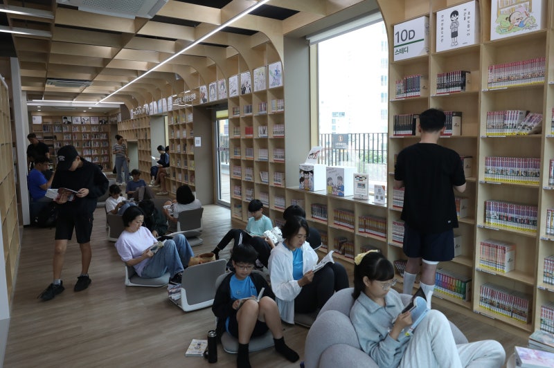 케데헌·진격거 인기에… 만화도서관 북적북적