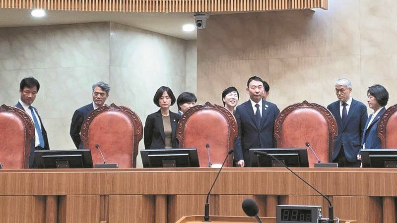 기자들 퇴장시키고, 대법 영상 올리고… 최민희·추미애의 좌충우돌