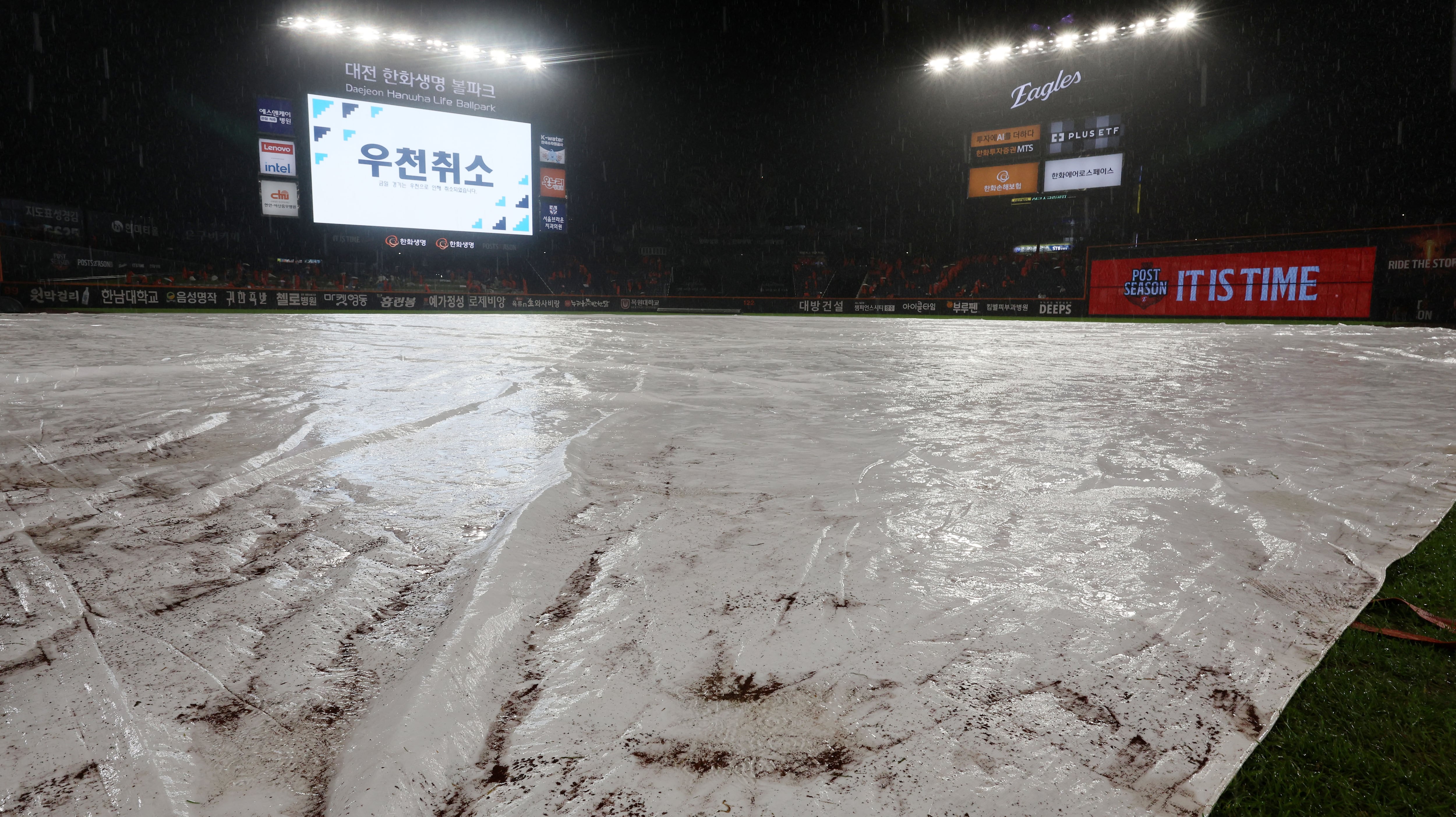 ‘야속한 빗줄기’ <b>한화</b>-<b>삼성</b> 플레이오프 <b>1차전 우천 취소</b>