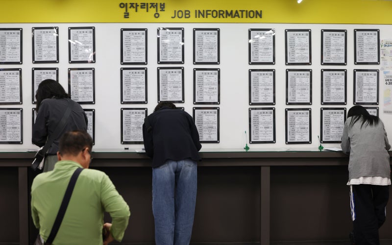 한국서 희망 못 찾는 20대… 취업자 2년 11개월째 감소