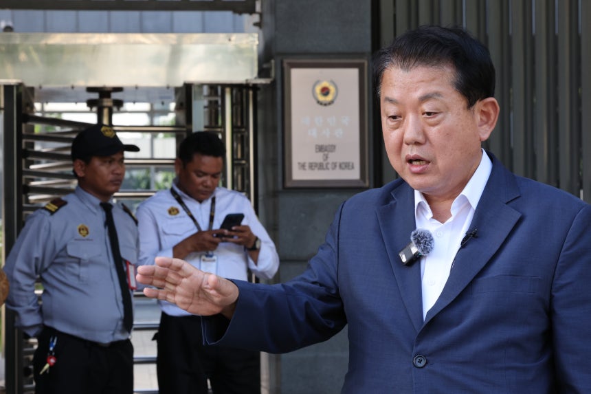 18일 오후 김병주 더불어민주당 의원이 캄보디아 프놈펜 주캄보디아 한국대사관 앞에서 캄보디아에 감금됐던 한국 청년 3명 구출 경위에 대한 기자회견을 하고 있다. /박성원 기자