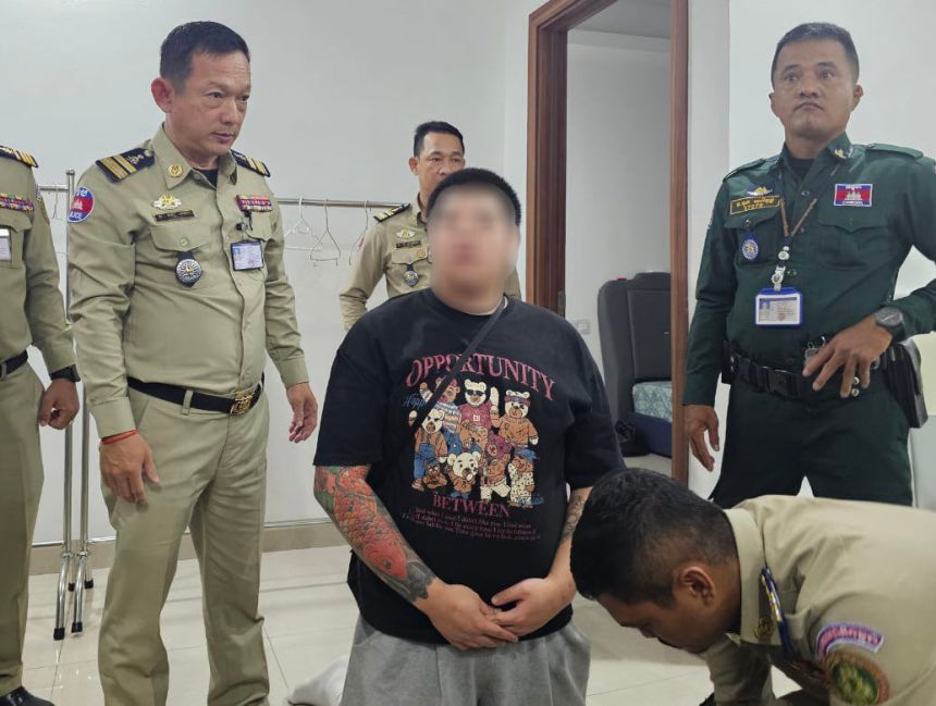 김병주 더불어민주당 의원은 18일 캄보디아 수도 프놈펜에 감금됐던 정모씨 등 한국 청년 3명을 구출했다고 밝혔다. 본지는 캄보디아 경찰이 정모씨를 구출하던 당시 사진을 입수했다. 무릎을 꿇고 있는 인물이 정씨. /독