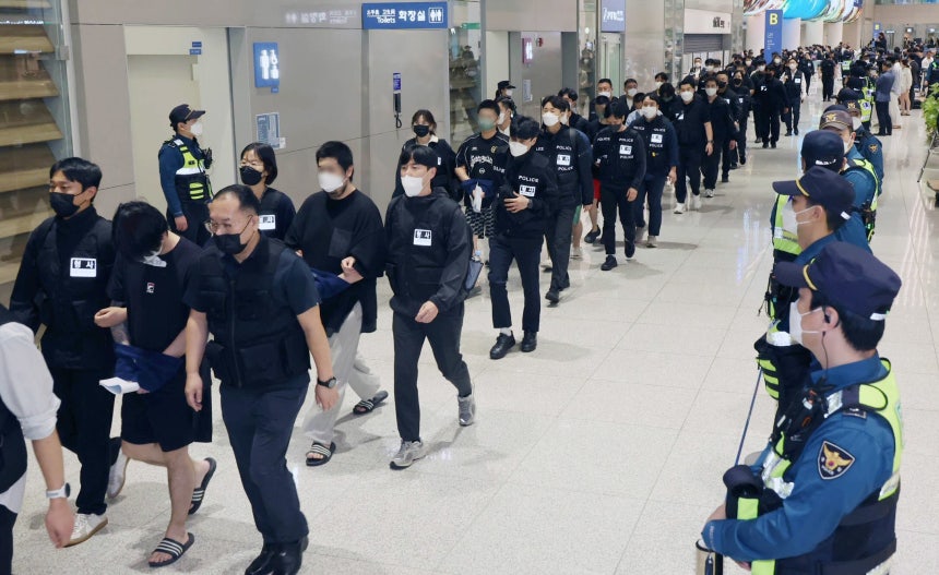 Koreans, who had been detained after being caught in a crackdown by Cambodian authorities on crime complexes, are being repatriated through Terminal 2 of Incheon International Airport on the morning of the 18th./News1