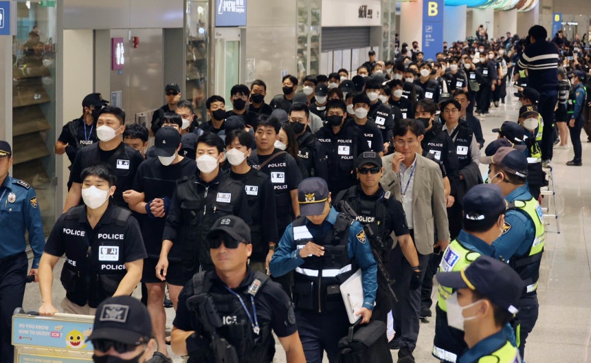 캄보디아 당국의 범죄단지 단속으로 적발돼 구금됐던 한국인들이 18일 오전 인천국제공항 2터미널을 통해 송환되고 있다. /뉴스1