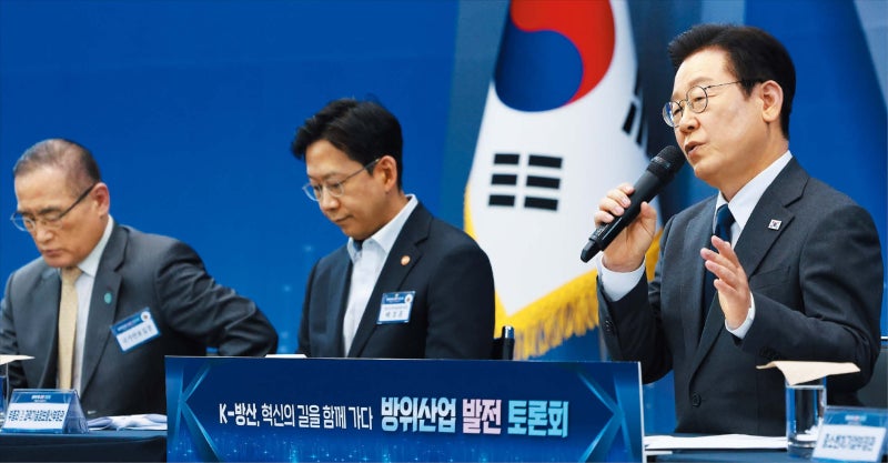 李 “국방 R&D 예산 대대적 투입… 방산 4대 강국 갈 것”