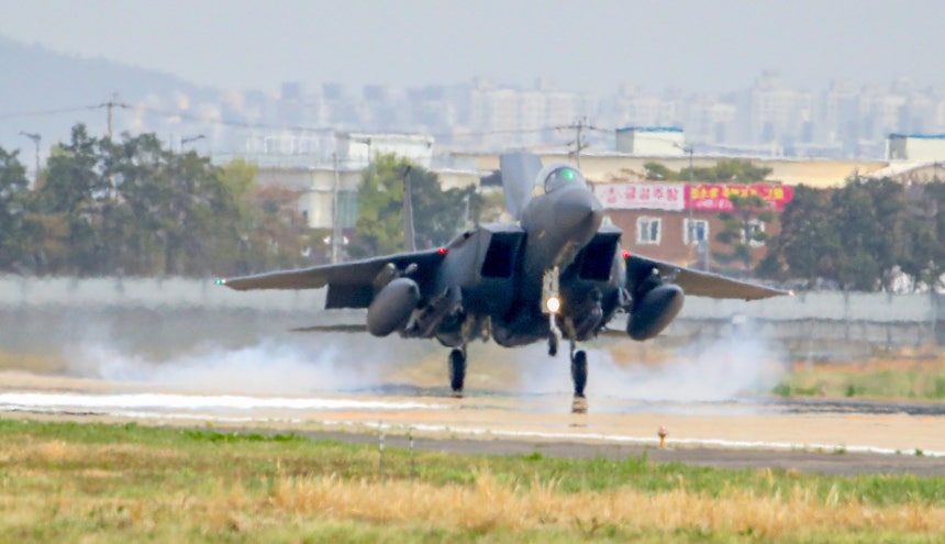 대규모 한미연합 공중훈련인 '프리덤 플래그(Freedom Flag)'가 열린 지난 4월 18일 오전 광주 광산구 공군 제1전투비행단 기지에서 한국공군 F-15K 전투기가 착륙하고 