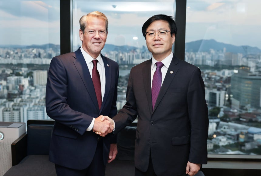 여한구 산업통상부 통상교섭본부장이 23일 오후 서울 용산구 그랜드 하얏트호텔에서 브라이언 켐프(Brian P. Kemp) 미국 조지아주 주지사와 면담 전 기념촬영을 하고 있다. /