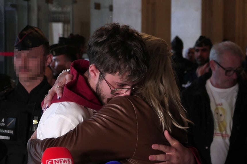 재판이 끝난 후 다비에 어머니 델핀 다비에(오른쪽)와 로라의 오빠 티보가 부둥켜안고 있다. /AFP 연합뉴스