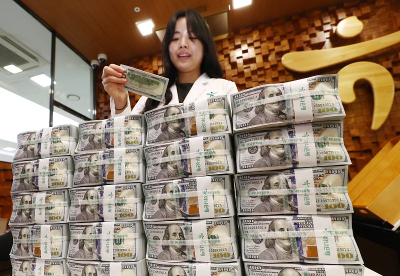 이달에만 원화 가치 2.4% 떨어져...엔화 이어 주요국 통화 중 하락 폭 2위