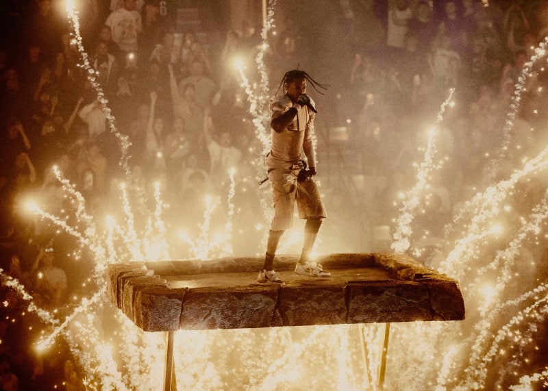 중독적 19禁 비트에… 격렬하게 몸 부딪치며 떼창