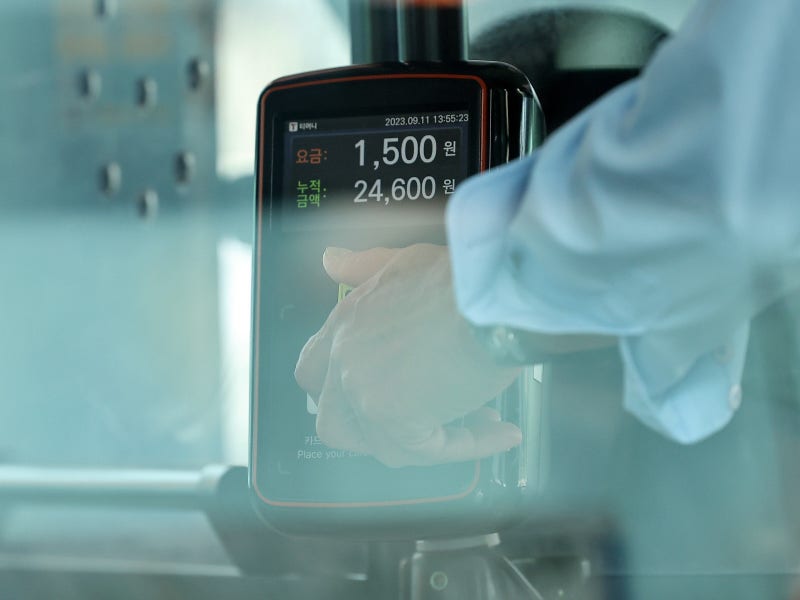 “카드 안 찍어도 돼요”… 서울 시내버스에 ‘태그리스’ 시범 도입