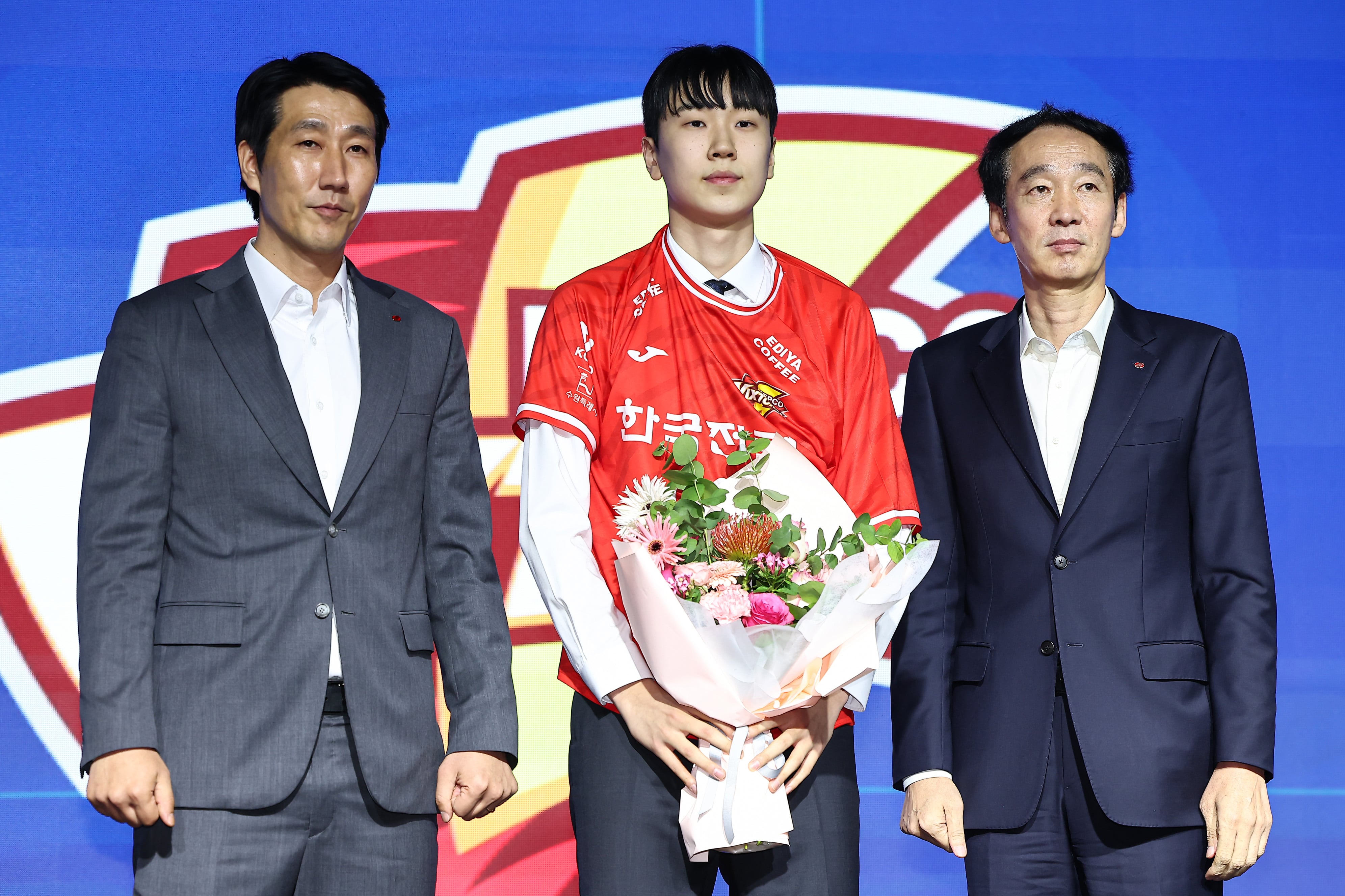 <b>방강호</b>, 남자배구 신인 1순위 <b>한국전력</b>行... ‘해외파’ <b>이우진</b>은 2순위...