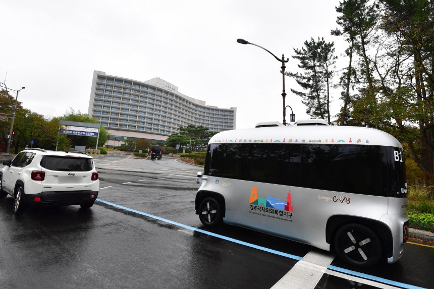 아시아태평양경제협력체(APEC) 2025 정상회의를 앞둔 지난 23일, 경북 경주시 정상회의장 인근에서 자율 주행차 '로이'가 도로를 누비고 있다. 8명을 태우고 최대 시속 40㎞