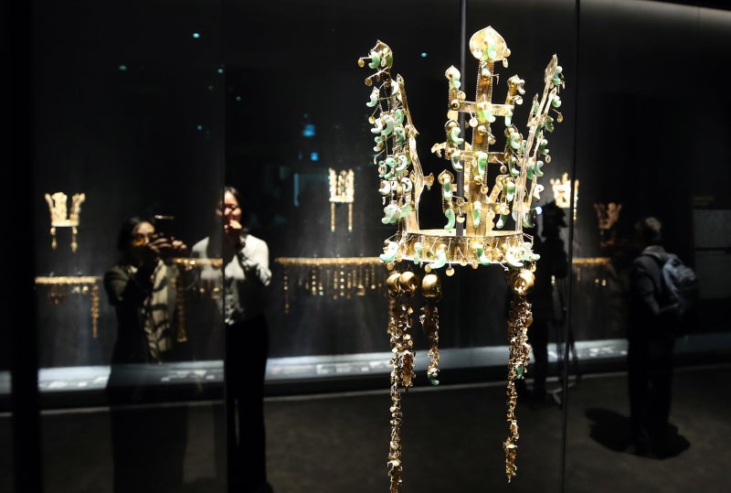 시간에 무너지지 않는 금빛 권력 ‘신라 금관’… 세계 정상들 앞에서 빛난다