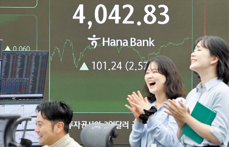 3중 호재 올라탄 증시… 반도체 투톱이 불지르자 대형주로 번져