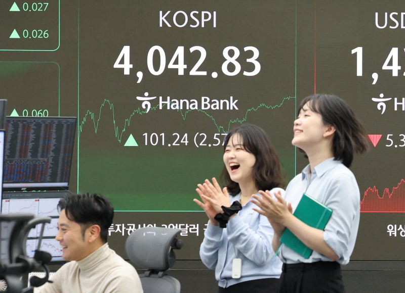 사놓고 놔둔 ‘그랜마 버핏’ 웃고 사고팔기 계속한 ‘이대남’ 울고