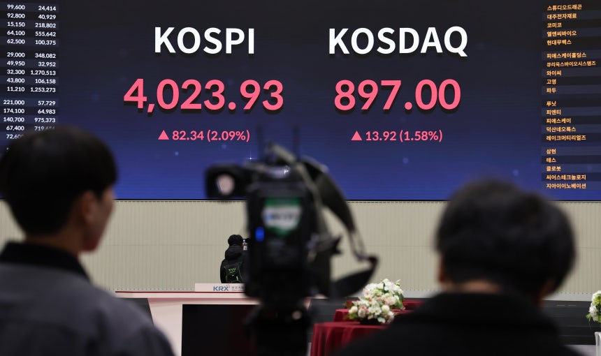 코스피가 사상 최초로 장중 4000선을 돌파한 27일 오전 서울 여의도 한국거래소에 코스피 지수가 표시되고 있다./뉴스1