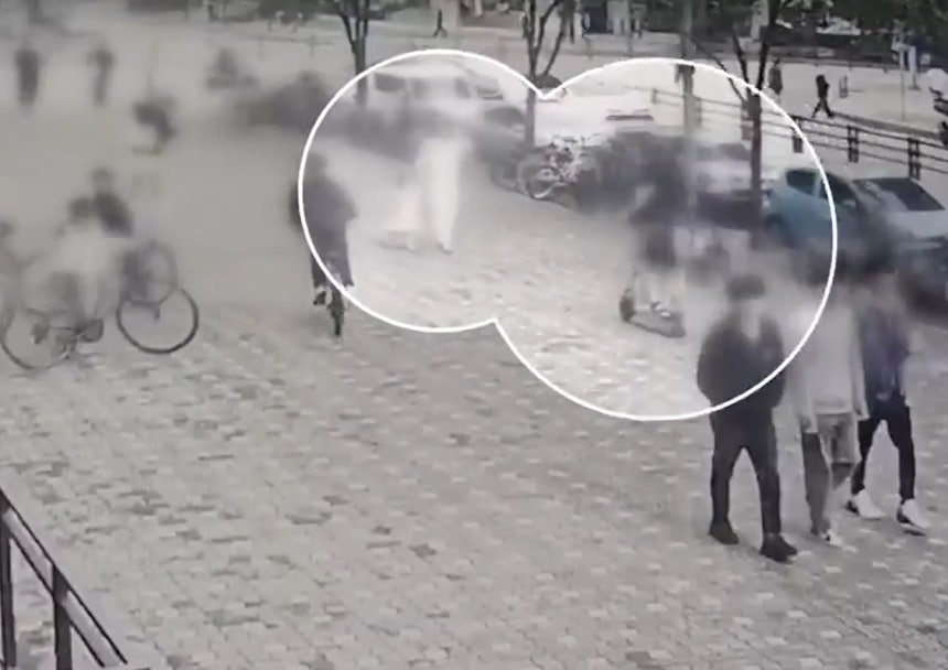 두 살 딸 온몸으로 지키려다 킥보드에 치인 엄마, 딸 이름 부르니 기적적으로 깨어났대