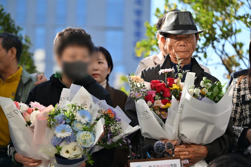 ‘<b>청산가리 막걸리</b> 살인’ 재심서 <b>무죄</b>... 부녀, 16년 만에 누명 벗었다