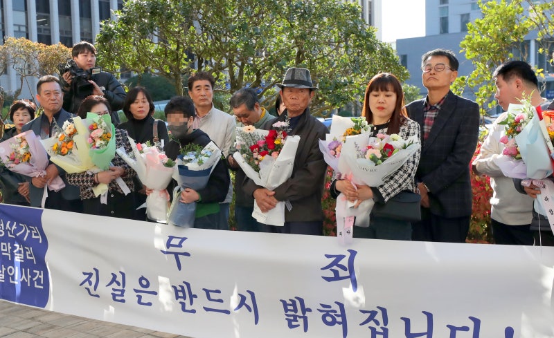 ‘<b>청산가리 막걸리</b> 살인’ <b>재심</b>서 <b>무죄</b>... 부녀, 16년 만에 누명 벗었다