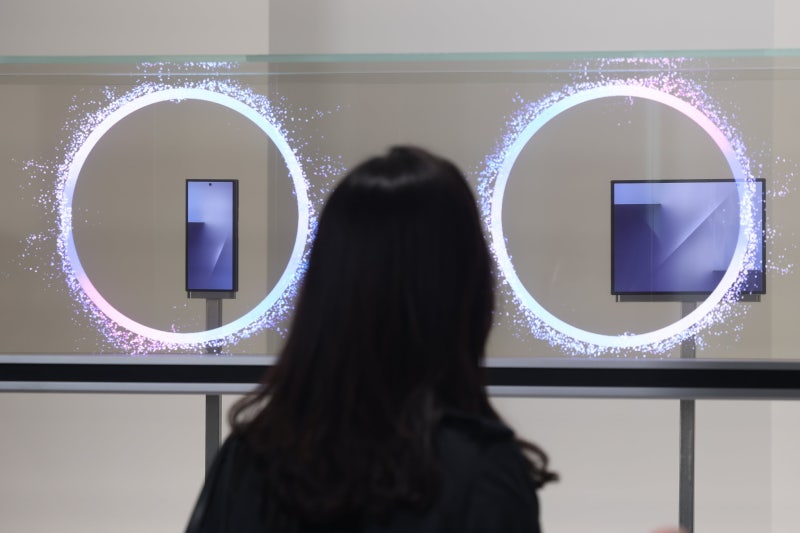 두 번 접는 폴드폰, HBM4, 무선·투명 TV... 최초·최고 기술 외교 현장 된 APEC