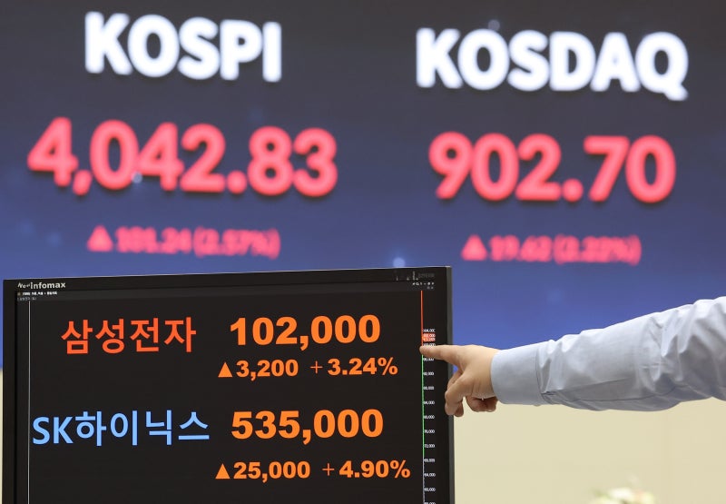 개미는 하이닉스, 외인은 삼성전자... 불장에 반대로 쓸어담았다