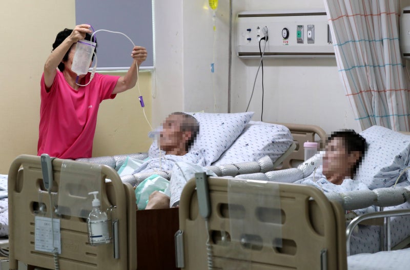 내수 부진과 초고령화에 취업자 1위 업종 식당→간병인·요양보호사