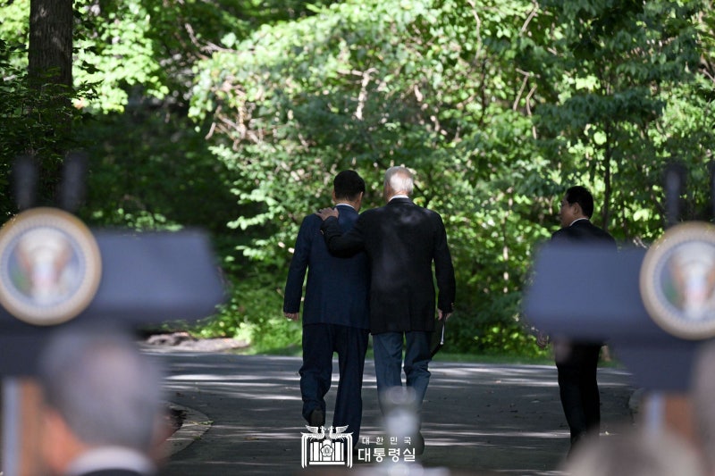 [선우정 칼럼] 李는 尹을 벗어날 수 있을까