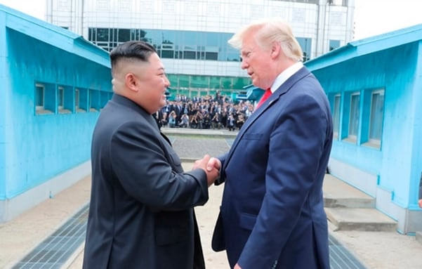 [사설] <b>트럼프</b> ‘제재 해제’ 거론, 韓 안보가 노벨상 제물 되나
