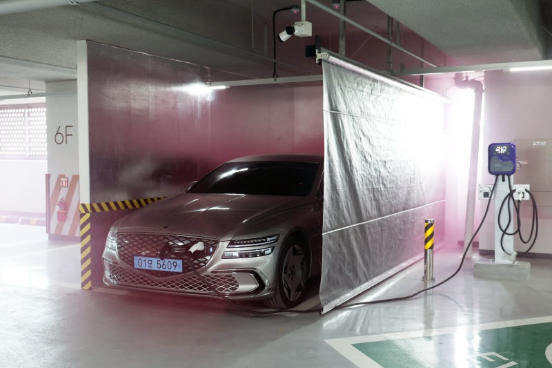 센서가 연기 감지하면 천장서 차단막 내려와 “1500도 불길도 막아”