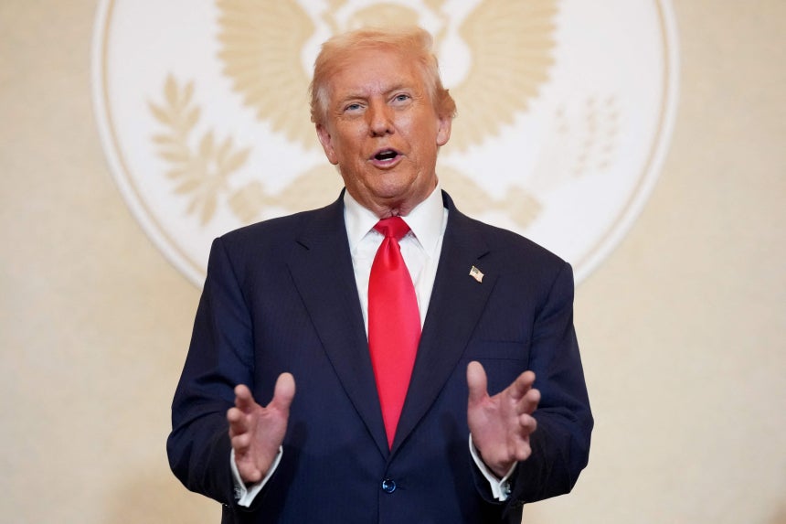 도널드 트럼프 미국 대통령이 28일 일본 도쿄에서 열린 재계 인사들과의 만찬에 참석해 발언을 하고 있다. /AFP 연합뉴스