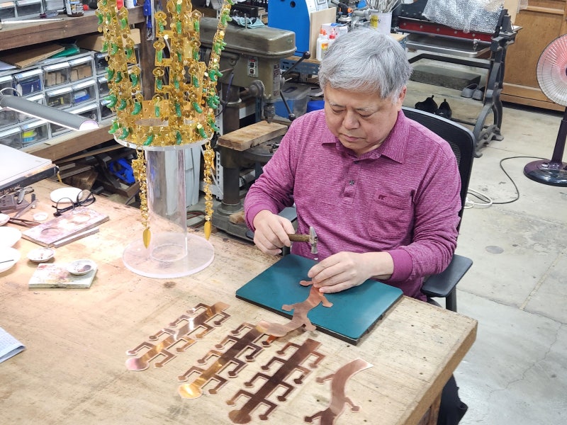 20일에 걸쳐 ‘트럼프 금관’ 만든 장인