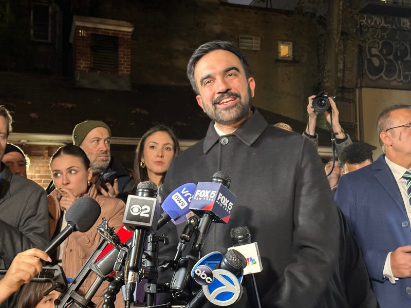 17분간 맨해튼 1.5㎞ 걸으며 일일이 악수… 美선 드문 발품 유세 통했다