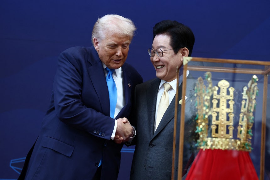 29日慶北競走博物館でドナルドトランプアメリカ大統領がリ・ジェミョン大統領からムクゲ大勲章と 