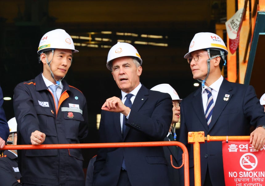 김민석(오른쪽) 국무총리와 마크 카니(가운데) 캐나다 총리가 30일 경남 거제시 한화오션 거제조선소를 시찰하고 있다. 왼쪽은 김동관 한화그룹 부회장. /연합뉴스