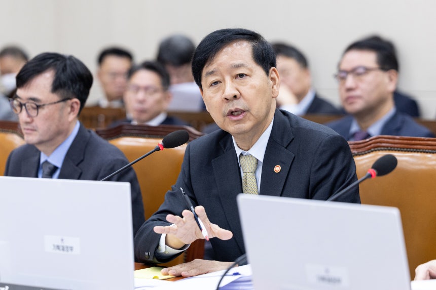 구윤철 경제부총리 겸 기획재정부 장관이 30일 서울 여의도 국회에서 열린 기획재정위원회 기획재정부 등에 대한 국정감사에 출석해 의원 질의에 답변하고 있다. 2025.10.30/뉴스
