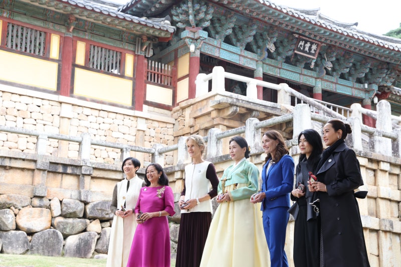 <b>김혜경 여사</b>, <b>APEC</b>에서 韓 전통문화, 한복 ‘뽐내기’